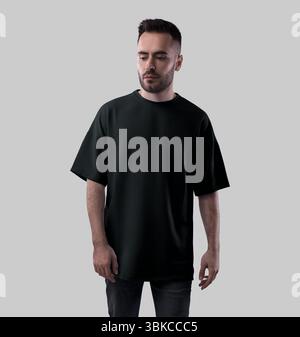 Mockup eines schwarzen übergroßen T-Shirts auf bärtigen Kerl, Vorderansicht Nahaufnahme, isoliert auf Hintergrund. Hemdschablone für Herren mit Rundhalsausschnitt, Streetwear für Design, Stockfoto