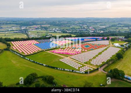 Worthy Farm, Pilton, Somerset, Großbritannien. Juni 2025. Allgemeine Luftaufnahme der farbenfrohen Zelte, die in komplizierten Mustern auf dem Zeltplatz Worthy View vor dem Glastonbury Festival in Pilton in Somerset errichtet wurden, das nächste Woche vom 25. Juni bis 29. Juni 2025 beginnt. Bildnachweis: Graham Hunt/Alamy Live News Stockfoto