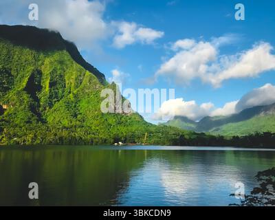 KHAO-SOK-Nationalpark, künstlicher See in Bergen. Atemberaubende natürliche Sommerlandschaft. Wunderschöner Natur Hintergrund. Beliebtes Touristenziel. Bootsfahrt, Tourismus in Cheow Lan Lake - Thailand Stockfoto