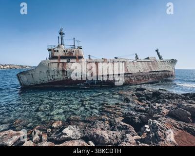Verlassenes Schiffswrack Edro III, das auf den Steinen am Meer liegt. Das rostige Schiffswrack liegt auf Peyia Felsen in Kantarkastoi Meereshöhlen, Coral Bay, Pafos, Zypern, die in einem Winkel in der Nähe der Küste stehen. Stockfoto