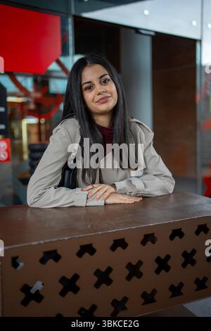 Selbstbewusste Geschäftsfrau posiert in der Lobby des modernen Bürogebäudes Stockfoto