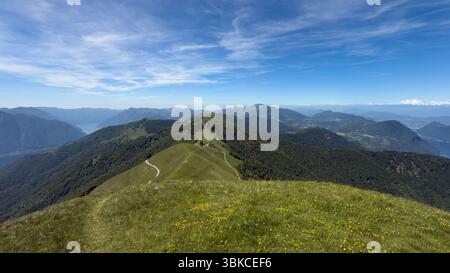 Wunderschöner Panoramablick vom Gipfel des Mount Galbiga auf die Berge zwischen Comer See und Luganer See. Stockfoto