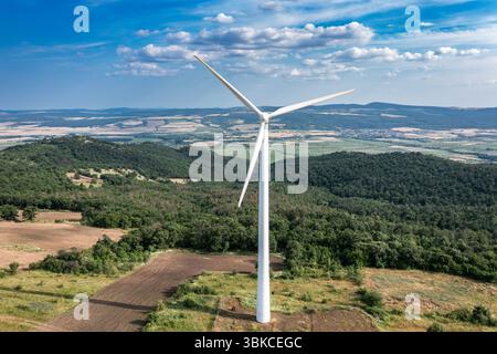 Aus der Vogelperspektive auf die Rotorblätter der Windturbine im Windpark am Hügel Stockfoto