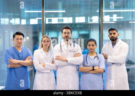Ein vielfältiges medizinisches Team steht zusammen und vermittelt Einheit und Expertise in einem modernen Gesundheitsumfeld. Stockfoto