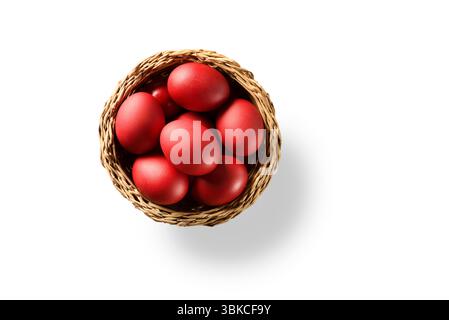 Traditionelle griechische Osterrot gefärbte Eier isoliert auf weißem Hintergrund, orthodoxes Ostersymbol Stockfoto