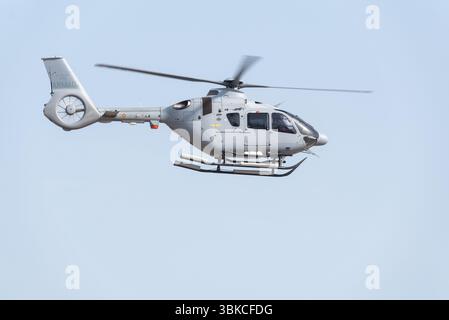 Spanischer Navy Airbus Helicopters H-135P-3H Nival, Eurocopter EC-135, Hubschrauber, der nach der AIRE25 Flugshow vom Flughafen Murcia San Javier abfliegt Stockfoto