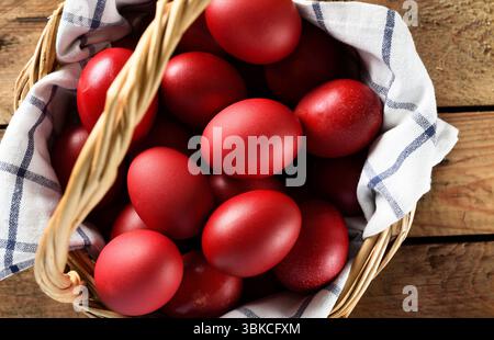 Traditionelle griechische Osterrot gefärbte Eier im Korb auf Holztisch orthodoxes Ostersymbol Stockfoto