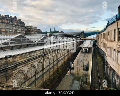 Erhöhte Ansicht des Edinburgh Waverley Bahnhofs und historischer Architektur in Schottland Stockfoto