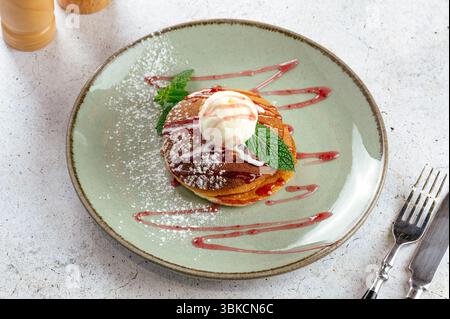 Pfannkuchen mit Eis und Beerensauce Stockfoto