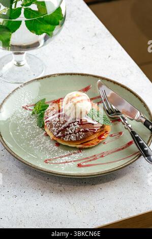 Pfannkuchen mit Eis und Beerensauce Stockfoto