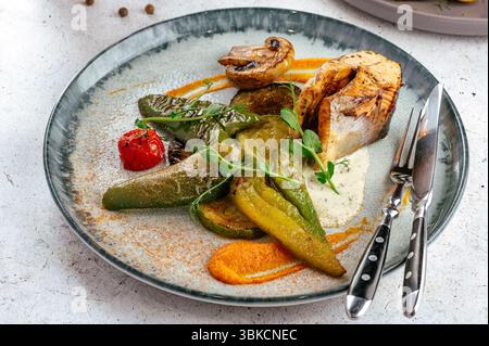 Forellensteak mit gegrilltem Gemüse und Pilzen Stockfoto