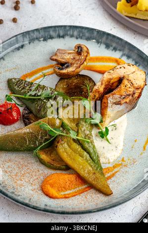 Forellensteak mit gegrilltem Gemüse, Pilzen und Sauce Stockfoto