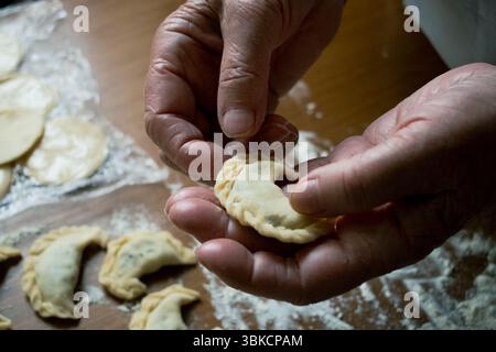 Die Hand bildet die perfekte Halbmondform Stockfoto