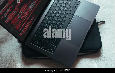 Warnung bei Virenangriffen auf dem Laptop-Bildschirm. Infektion mit schädlicher Software auf dem Computer. Bewusstsein für Cyber-Sicherheit. Schützen Sie Geschäftsdaten vor Bedrohungen. Stockfoto