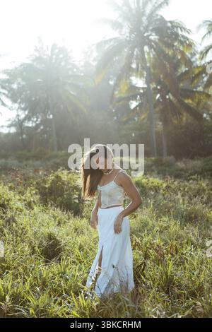 Fröhliche Frau, die im Maui Light läuft Stockfoto