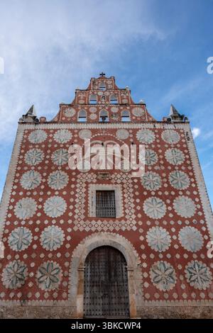 Uayma farbene barocke Kirchenfassade mit verzierten Mauerwerken und zwei Glockentürmen in Mexiko, Yucatan Halbinsel, Uayma. Stockfoto