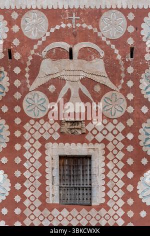 Uayma farbene Kirche detailliertes barockes Steinmetzwerk mit aufwändigen geschnitzten Reliefs und dekorativen Motiven in Mexiko, Yucatan Halbinsel, Uayma Stockfoto