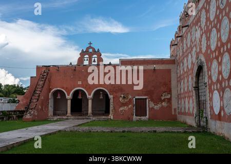 Uayma farbene Kirche mit kunstvoller barocker Fassade und dekorativen geometrischen Mustern in Mexiko, Yucatan Halbinsel, Uayma. Stockfoto