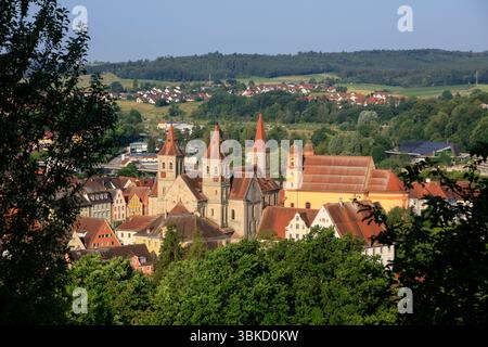 Blick vom Schloss ob Ellwangen auf ehemalige Abteikirche St. Vitus und evangelische Stadtkirche, Ellwangen Jagst, Ostalbkreis, Baden-Württemberg, Deutschland *** Blick vom Schloss oberhalb von Ellwangen auf die ehemalige Abteikirche St. Vitus und die evangelische Stadtkirche Ellwangen Jagst, Ostalbkreis, Baden Württemberg, Deutschland Stockfoto