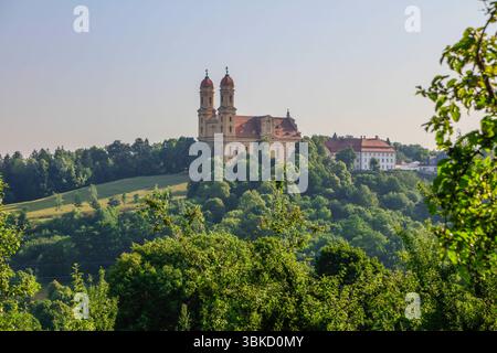 Schönenbergkirche, Wallfahrtskirche zu unserer lieben Frau im Stil des Barock, gesehen vom Schloss ob Ellwangen, Ellwangen Jagst, Ostalbkreis, Baden-Württemberg, Deutschland *** Schönenbergkirche, Wallfahrtskirche zu unserer lieben Frau im barocken Stil, vom Schloss oberhalb von Ellwangen aus gesehen, Ellwangen Jagst, Ostalbkreis, Baden-Württemberg, Deutschland Stockfoto