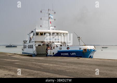Die Fähre "Pierre Loti" liegt am Anlegestellen der Pointe de la Fumée in Fouras-les-Bains, Charente-Maritime, Nouvelle-Aquitaine, Frankreich. Die Beschriftung "Ligne Île d'Aix – Fouras" auf der Aufbauten nennt ihre Route zur Insel Aix (Île d'Aix). Die Rampe an der Seite des Schiffes ist gesenkt, ein Mann steht davor auf dem Kai, und Passagiere stehen an Deck. Ein Ausflugsschiff und ein kleines Boot liegen im Hintergrund auf dem Wasser. Es ist die einzige Insel in Charente-Maritime ohne Autoverkehr. Sie kann nur per Boot erreicht werden, das ganze Jahr über von diesem Anlegestellen. Die Überfahrt dauert etwa Stockfoto