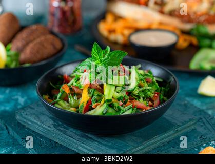 Gemüsesalat mit Tomaten und Gurken Diätsalat. Stockfoto