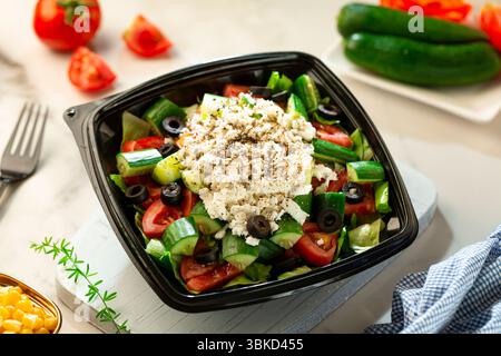 Griechischer Salat mit Weißkäse Thymian und verschiedenen Gemüsesorten. Stockfoto