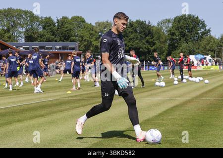 TERWOLDE , 20-06-2025 , Sportpark de Woldermarck , Saison 2025 / 2026 , niederländische Eredivisie . First Training Go Ahead Eagles, GA Eagles Torwart Jari de Busser Stockfoto