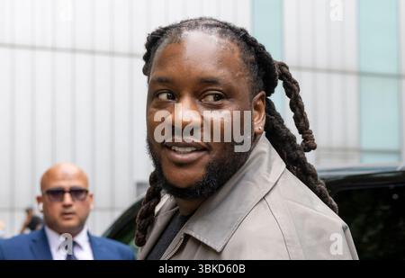 London, Großbritannien. Juni 2025. Omololu Akinlolu vor dem Southwark Crown Court . Chris Brown tritt am Southwark Crown Court auf. Chris Brown ist vor Gericht angekommen, um einen angeblichen Flaschenangriff auf einen Londoner Nachtclub vor zwei Jahren einzubringen. Der amerikanische Sänger, 36, kam heute Morgen am Southwark Crown Court an, beschuldigt, dem Musikproduzenten Abraham Diaw im Februar 2023 schweren körperlichen Schaden zugefügt zu haben. Sein Mitangeklagter Omololu Akinlolu (39), der unter dem Namen Hoody Baby auftritt, bekannte sich nicht schuldig zu derselben Anklage Credit: Karl Black/Alamy Live News Stockfoto