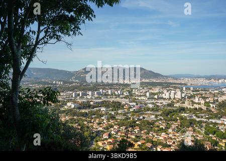 Aus der Vogelperspektive in Richtung Six-Fours-les-Plages, von Notre-Dame du Mai, Provence-Alpes-Côte dAzur, französische Riviera, Europa. Stockfoto