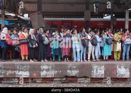 Eine Menge weiblicher Pendler, die einen Bahnsteig an der Dadar Station in Mumbai, Indien, überquert haben und darauf warten, an Bord eines der Damen-Spezial-Drehgestelle zu gehen Stockfoto