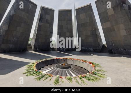 Der Armenische Völkermord-Gedenkkomplex in Zsitsernakaberd ist eine ergreifende Hommage an die Opfer, die das Gedenken fördert und das Verständnis fördert Stockfoto
