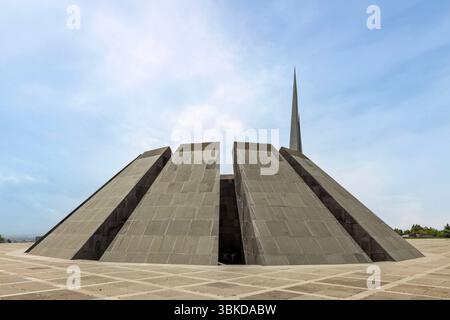 Der Armenische Völkermord-Gedenkkomplex in Zsitsernakaberd ist eine ergreifende Hommage an die Opfer, die das Gedenken fördert und das Verständnis fördert Stockfoto