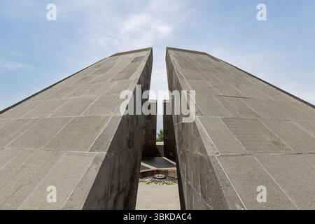 Der Armenische Völkermord-Gedenkkomplex in Zsitsernakaberd ist eine ergreifende Hommage an die Opfer, die das Gedenken fördert und das Verständnis fördert Stockfoto