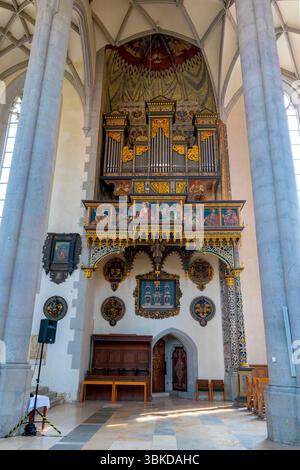 Die Seitenorgel der St. Georgskirche (1427-1505) in Nördlingen, Bayern, Donau-Ries. Stockfoto