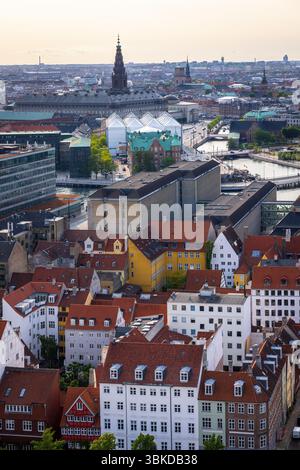 Panoramablick auf Kopenhagen von der Spitze der Kirche unseres Erlösers, mit einer Mischung aus historischen Dächern, modernen Gebäuden und Wahrzeichen der Stadt Stockfoto