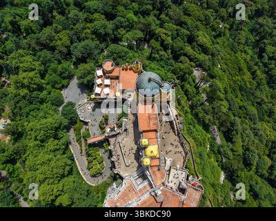 SINTRA, PORTUGAL - 19. Juni: Aus der Vogelperspektive des Nationalpalastes Pena, Denkmal in der Serra de Sintra, LISSABON AM 19. juni 2025 Stockfoto