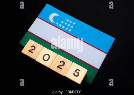 2025, Usbekistan, Usbekistan Flagge mit Datumsblock, Konzept, wichtige Ereignisse für Usbekistan im neuen Jahr, Wahlen, Wirtschaft, soziale Aktivitäten, cen Stockfoto