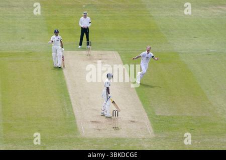 Der Englands Ben Stokes (rechts) feiert am ersten Tag des ersten Rothesay Männer-Test-Matches in Headingley, Leeds, den Wicket des indischen Sai Sudharsan. Bilddatum: Freitag, 20. Juni 2025. Stockfoto