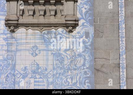 Wanddetails von Igreja do Carmo mit Azulejos, die den Karmelitenorden und den Karmel darstellen. Lage: Porto Portugal Stockfoto