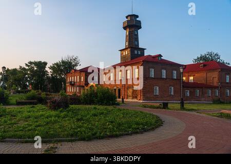 Alte Feuerwache aus rotem Backstein mit hölzernen Toren und Aussichtsturm. Hochwertige Fotos Stockfoto