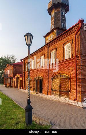 Alte Feuerwache aus rotem Backstein mit hölzernen Toren und Aussichtsturm. Hochwertige Fotos Stockfoto