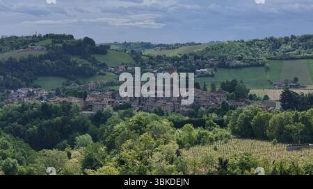 Castell'Arquato, ein mittelalterliches Dorf in der Emilia Romagna, hebt sich von den grünen Hügeln von Piacenza ab, umgeben von üppiger Vegetation und Weinbergen Stockfoto