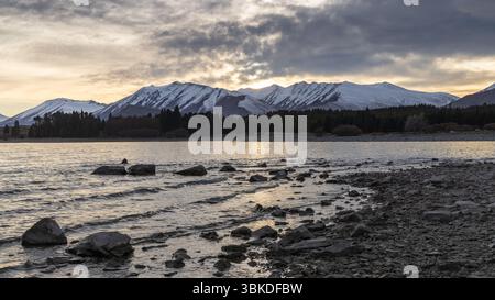Sonnenaufgang über den Bergen am Lake Tekapo Stockfoto