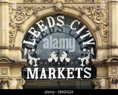 Leeds City Markets-Schild, das die viktorianische Einkaufspassage im Stadtzentrum, Einzelhandelsziel, Stockfoto angibt Stockfoto