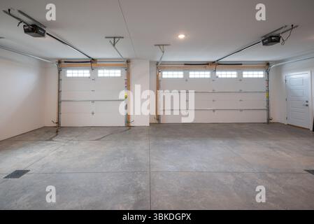 Geräumige, Moderne Garage Mit Drei Autos Stockfoto