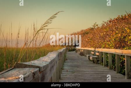 Die kurze Promenade führt an einem frühen Sommertag in Melbourne florida vom Parkplatz zum Hangar-Strand Stockfoto