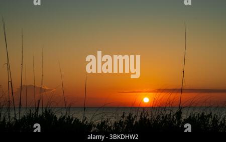 Sonnenaufgang über dem Hangar-Strand Stockfoto