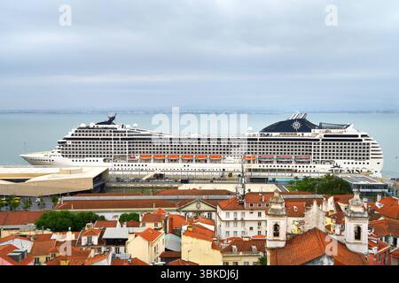 Lissabon, Portugal - 10. Juni 2025: Das Kreuzfahrtschiff MSC Musica der Mediterranean Shipping Company liegt im Hafen von Lissabon vor Anker, mit Blick auf den Tejo und die Altstadt *** das Kreuzfahrtschiff MSC Musica der Reederei Mediterranean Shipping Company liegt im Hafen von Lissabon vor Anker, mit Blick auf den Tejo und die Altstadt Stockfoto