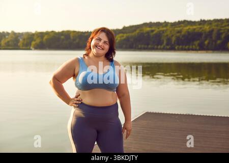 Porträt Einer lächelnden, übergroßen Frau in Sportswear Stockfoto
